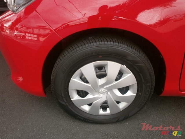 2015' Toyota Vitz photo #2