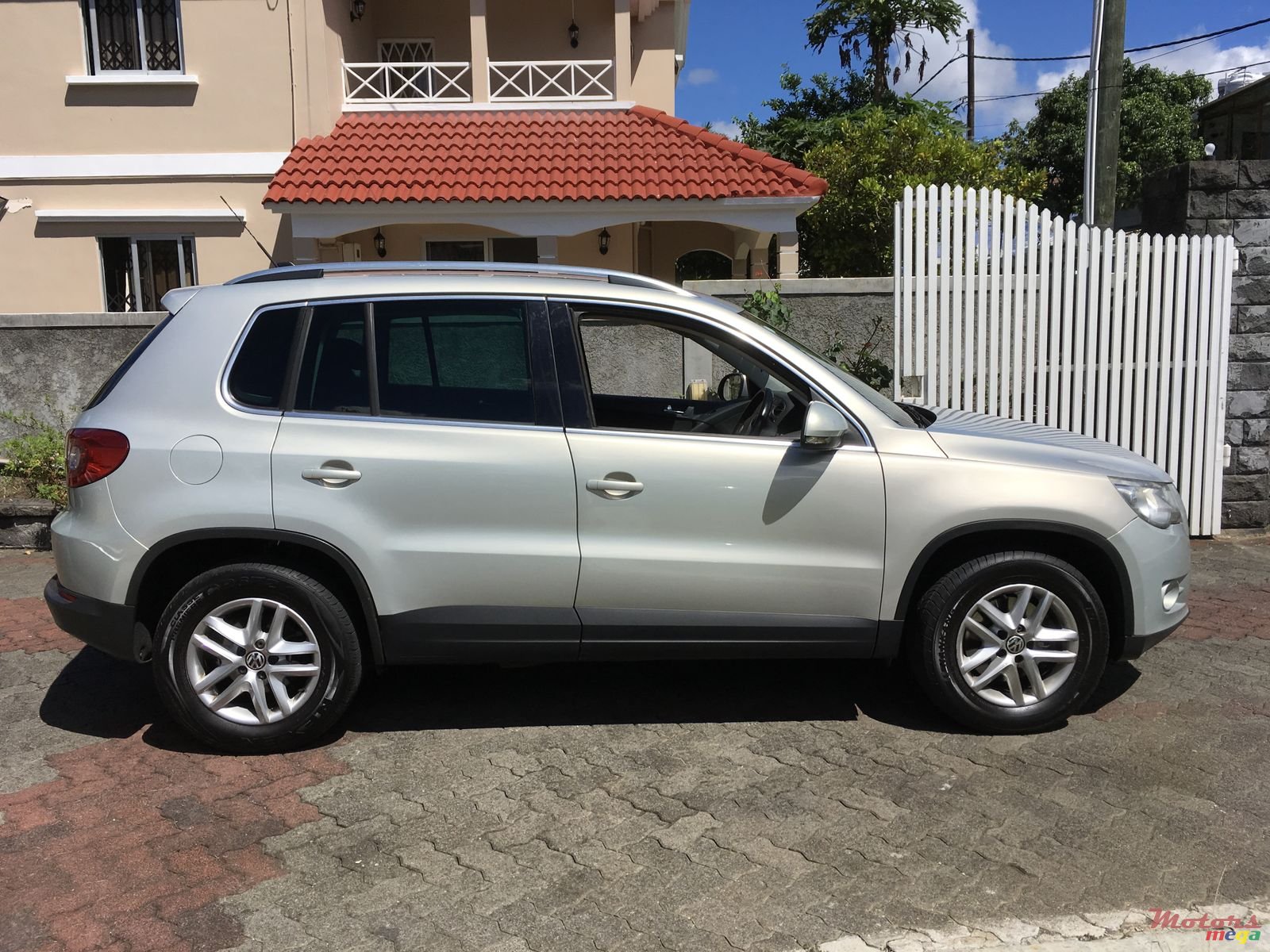 2009' Volkswagen Tiguan photo #1