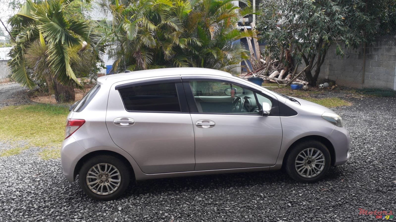 2011' Toyota Vitz photo #2