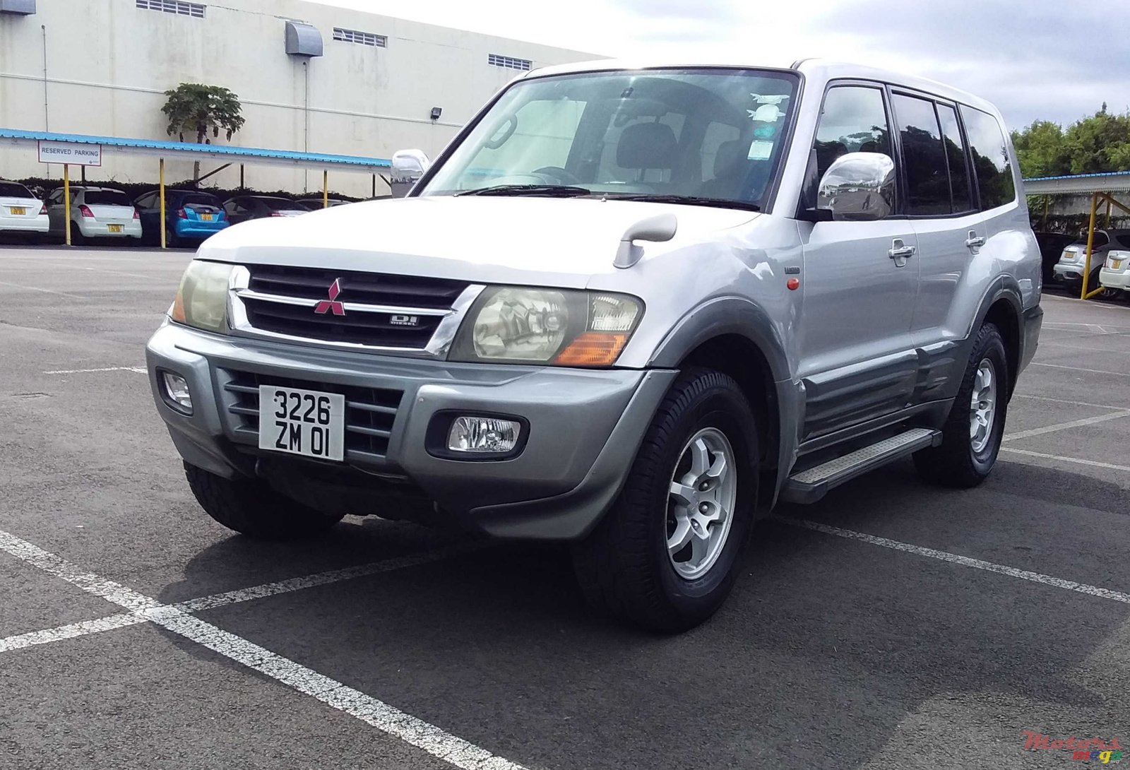 2001' Mitsubishi Pajero photo #1