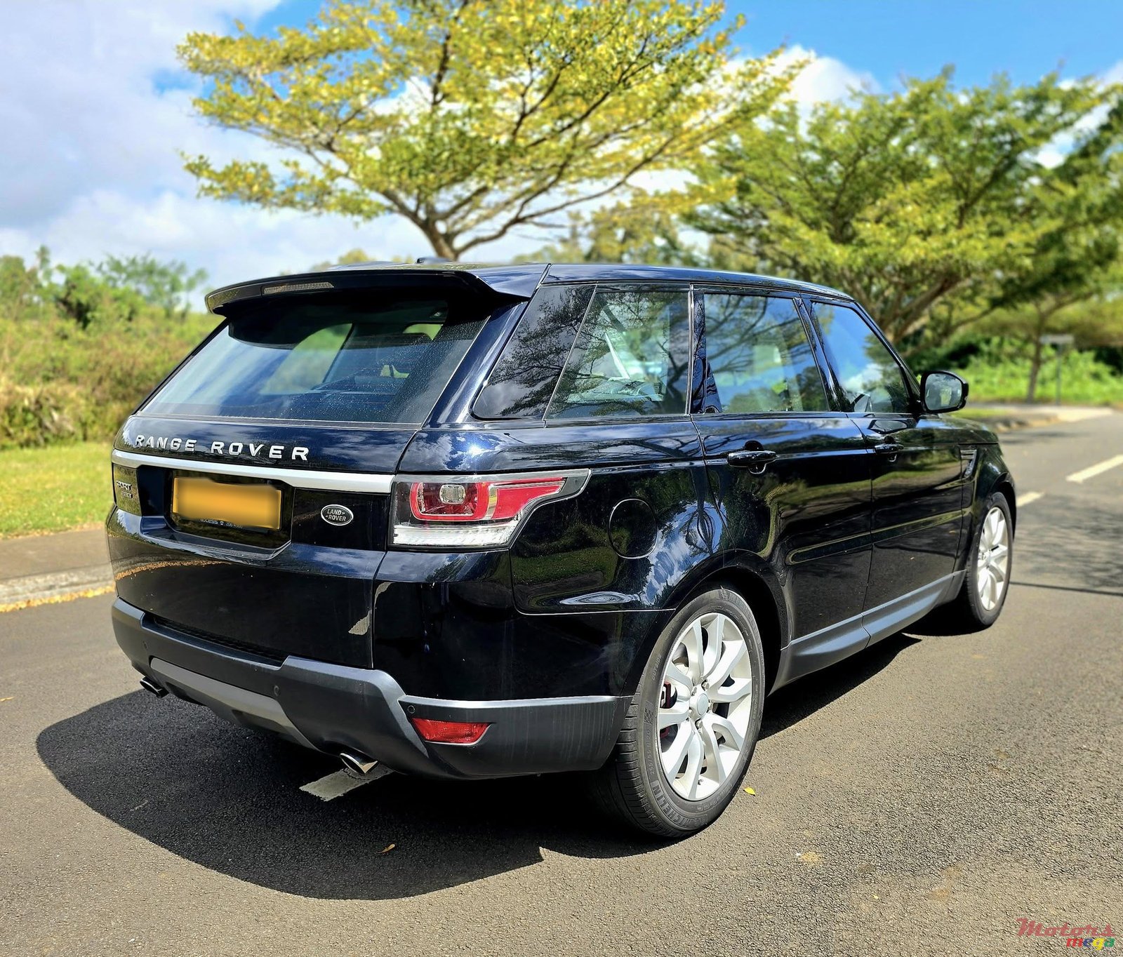 2017' Land Rover Range Rover Sport photo #3