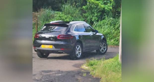 Enquête sur un cadeau doré: Une Porsche presque gratuite pour l’ex-commissaire Dip