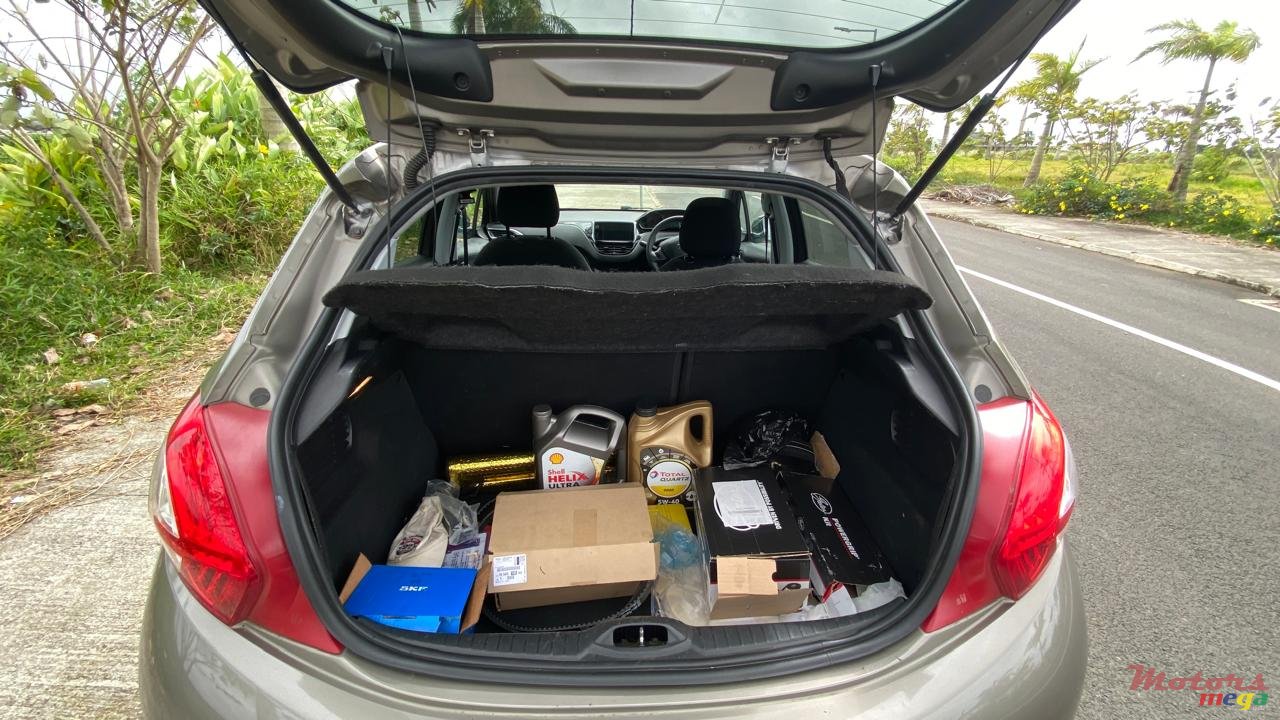 2015' Peugeot 208 photo #7