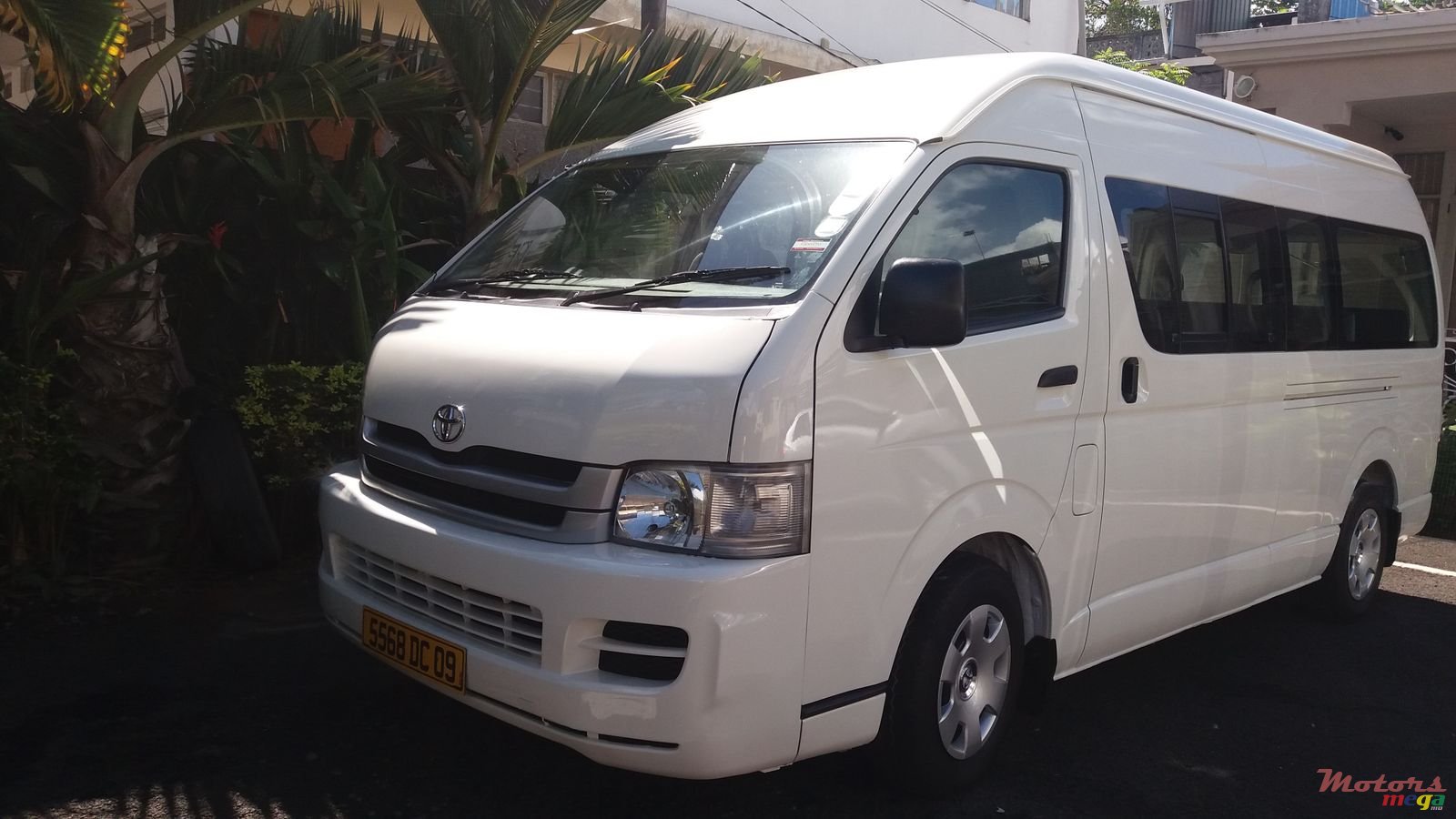 2009' Toyota HIACE photo #1