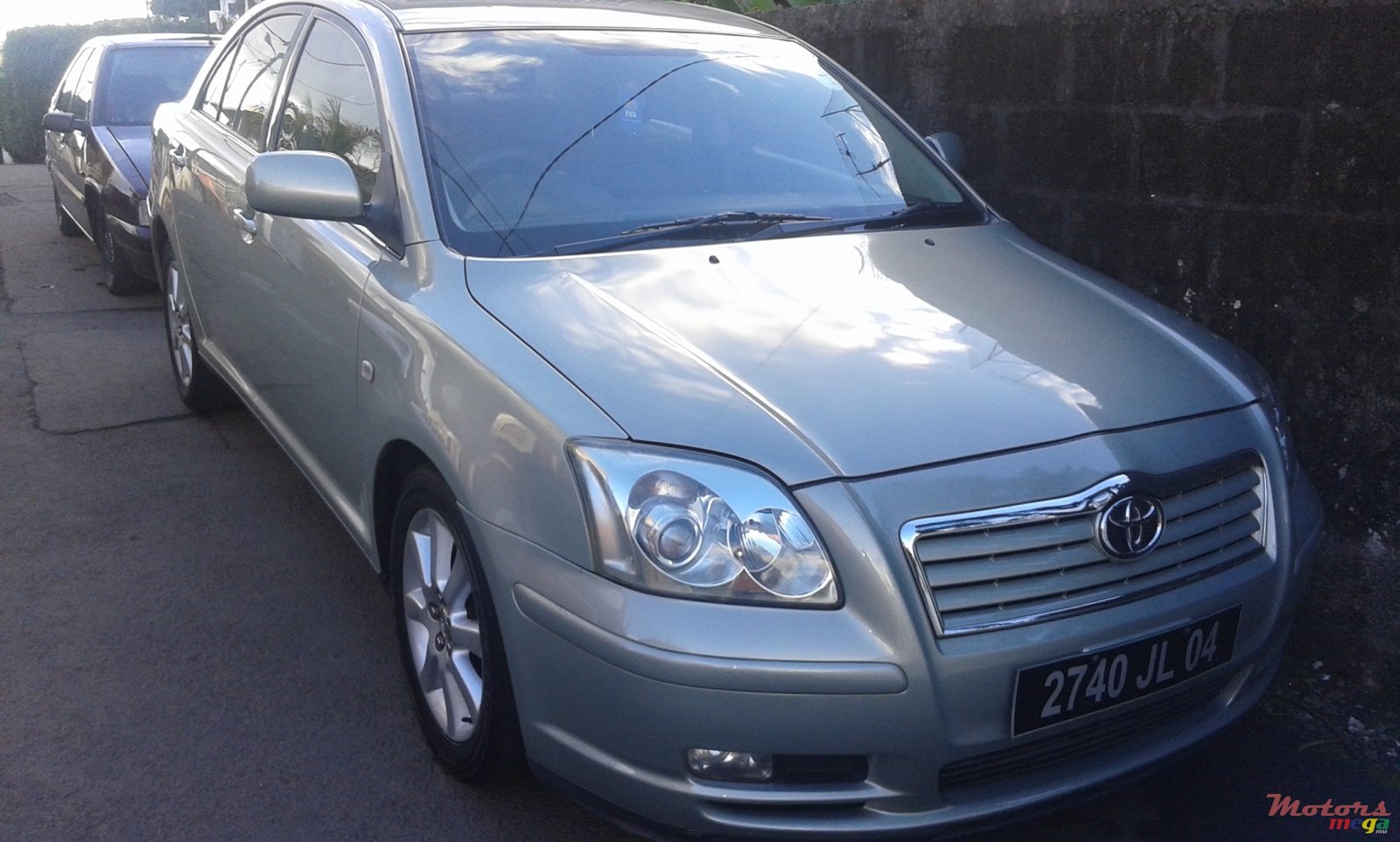 2004' Toyota Avensis photo #1