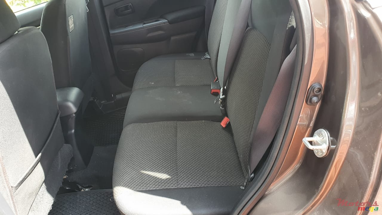 2014' Mitsubishi ASX photo #3