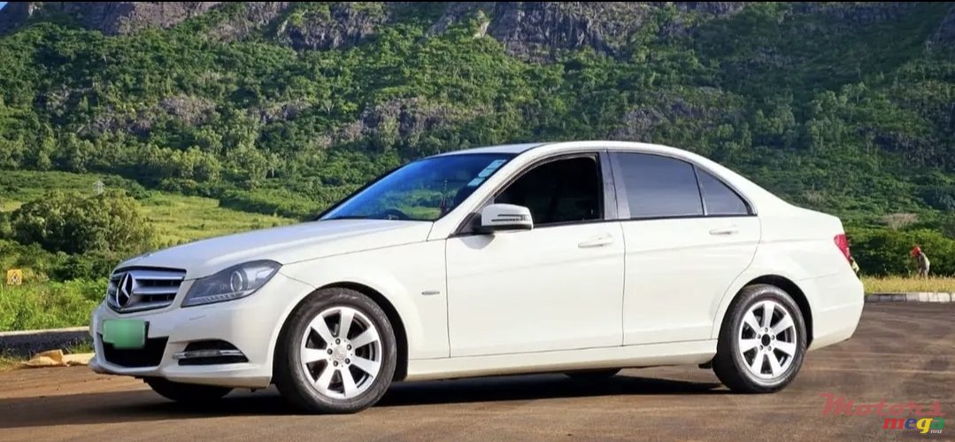 2011' Mercedes-Benz C 180 Avantgarde photo #3