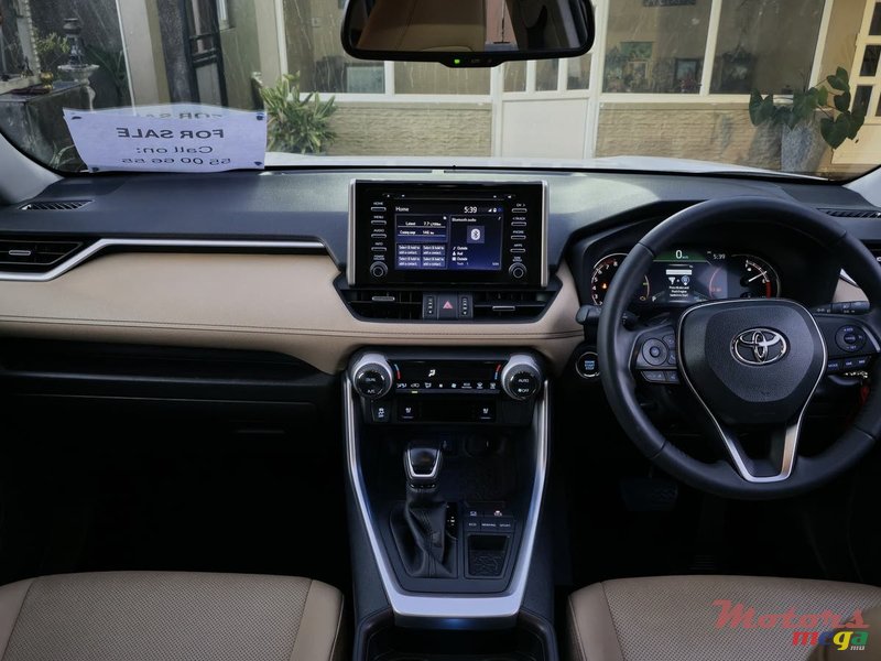 2021' Toyota RAV4 Luxury Edition photo #5