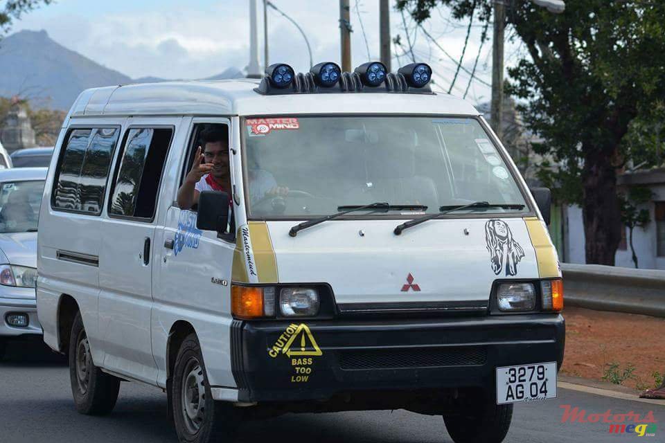 2004' Mitsubishi L300 photo #1