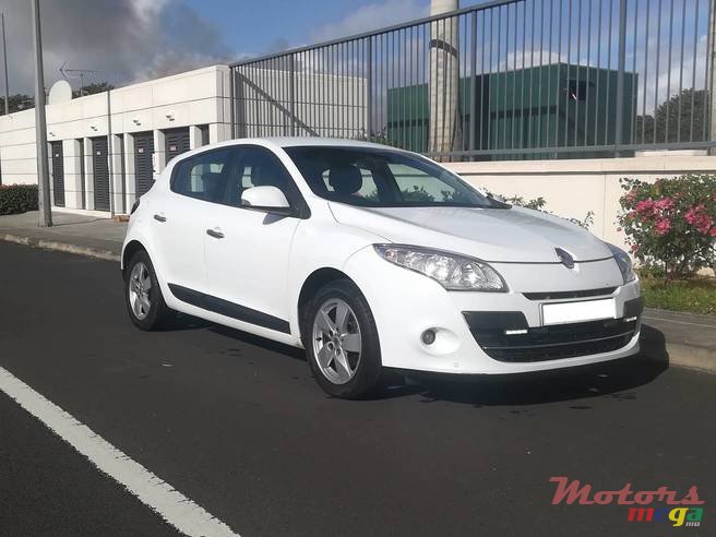 2011' Renault Megane photo #1