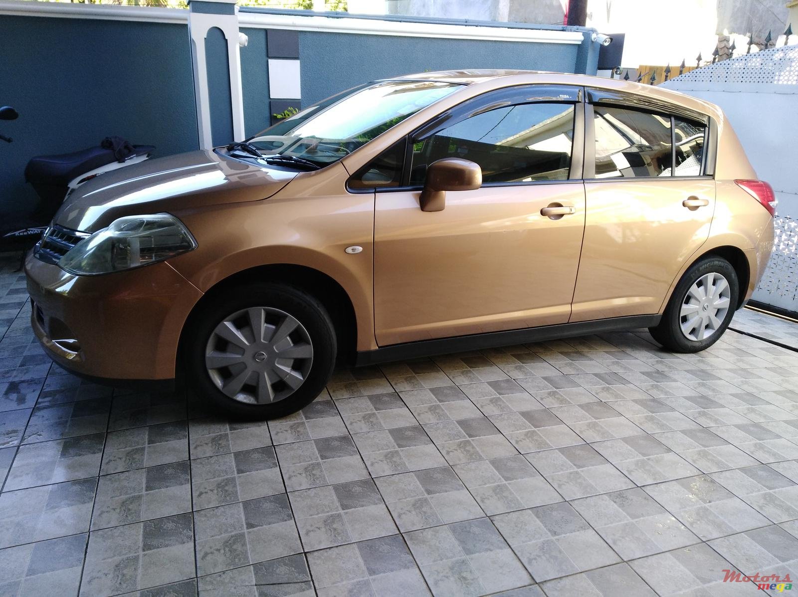 2009' Nissan Tiida Hatchback photo #5