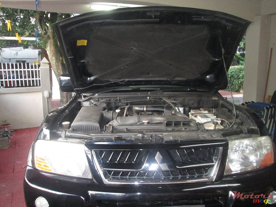 2005' Mitsubishi Pajero photo #7