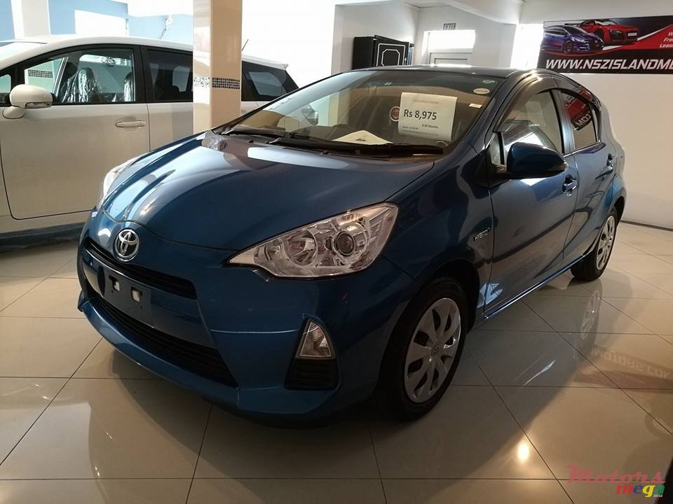 2014' Toyota Prius c photo #1