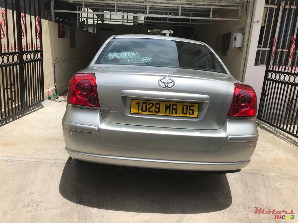 2005' Toyota Avensis photo #5