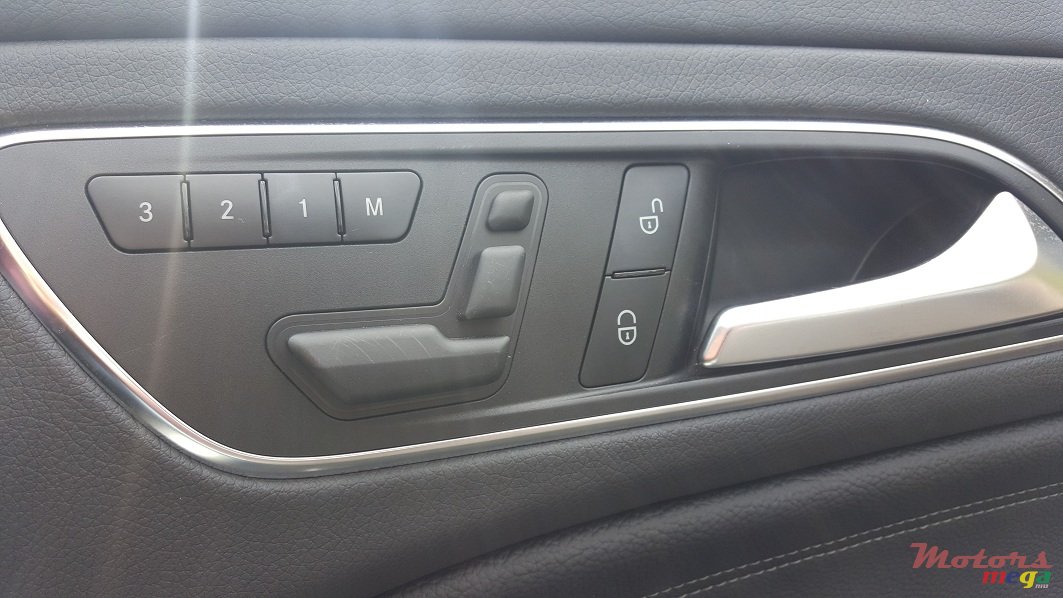 2013' Mercedes-Benz CLA 180 AMG photo #7