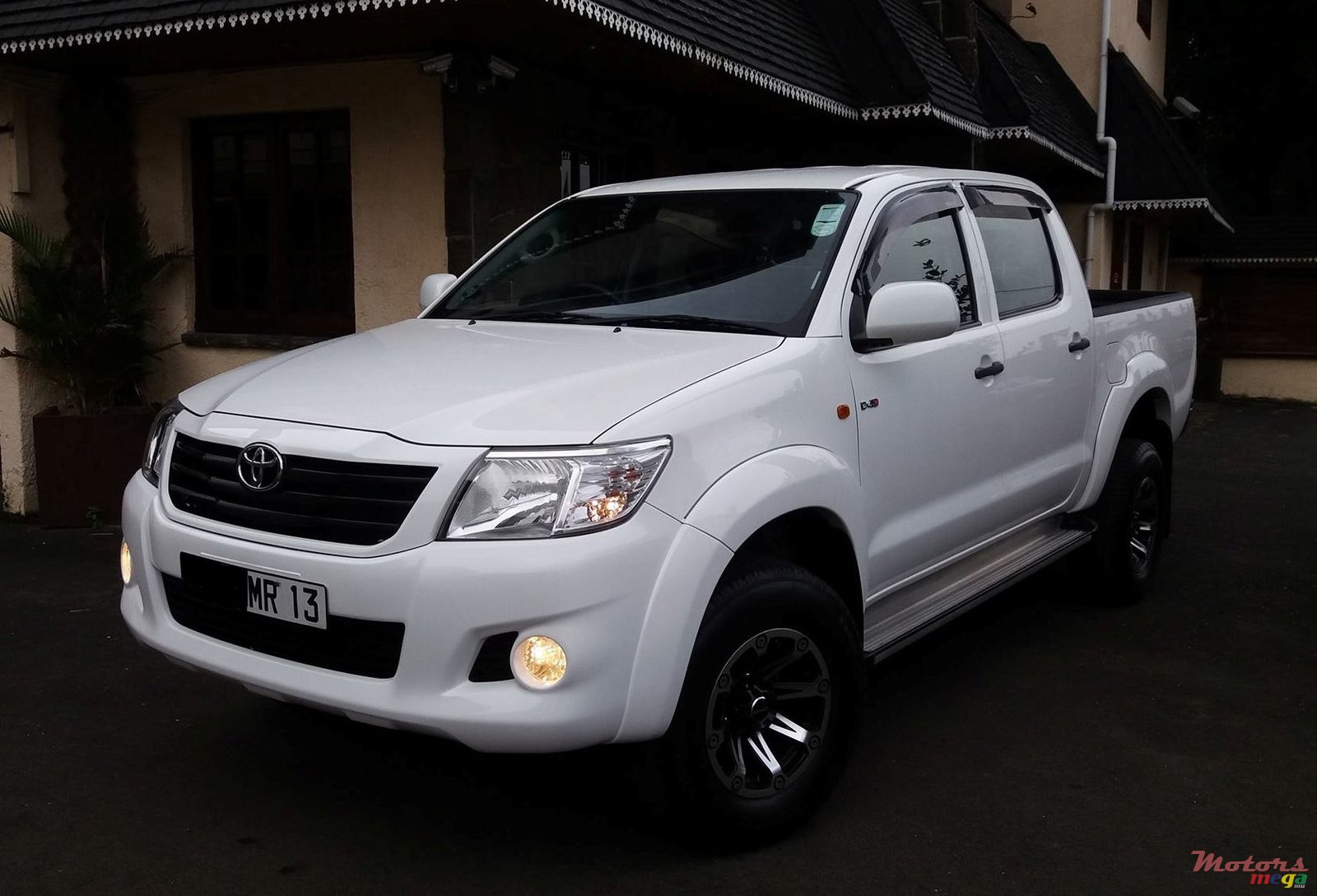 2013' Toyota Hilux photo #1