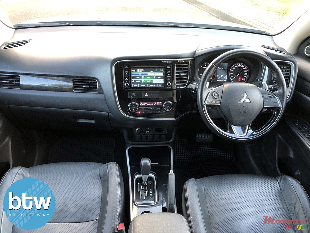 2017' Mitsubishi Outlander photo #6