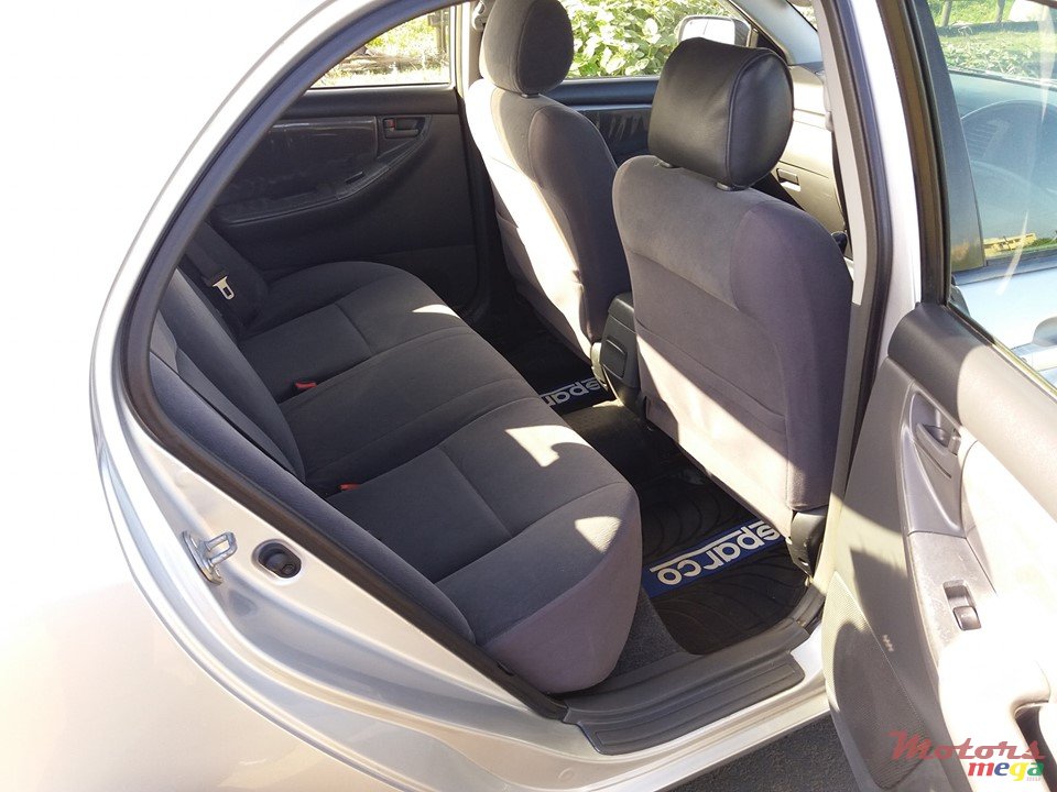 2004' Toyota photo #2