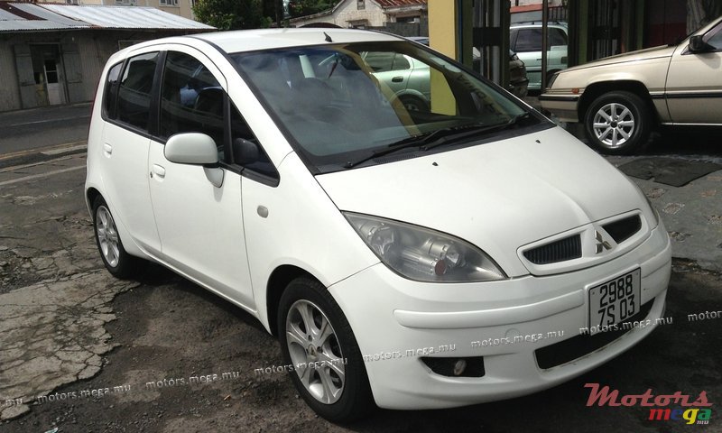 2003' Mitsubishi Colt photo #2