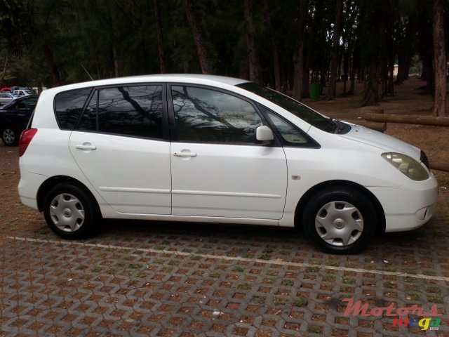 2002' Toyota Corolla Verso Spacio photo #1