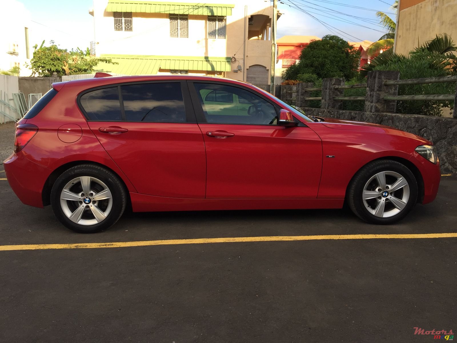 2012' BMW 1 Series 5 Door photo #6