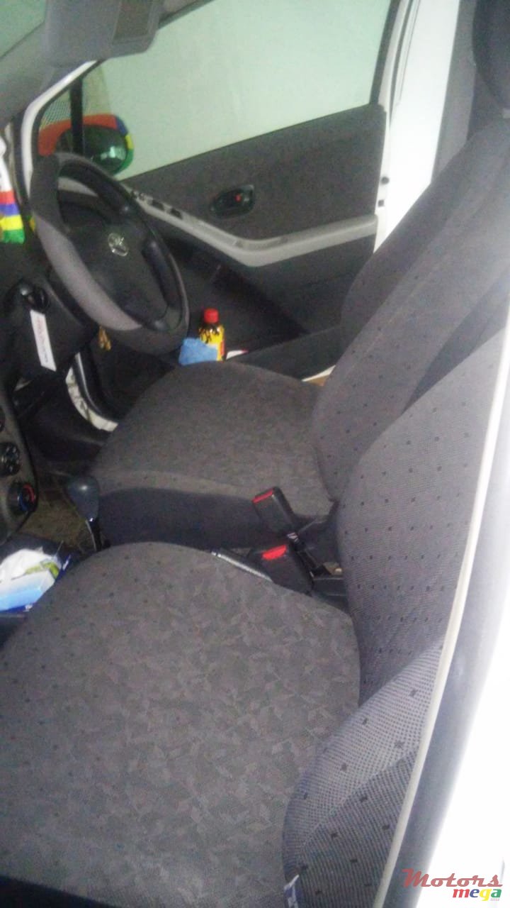 2009' Toyota Vitz photo #2