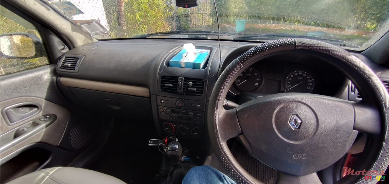 2004' Renault Clio photo #4