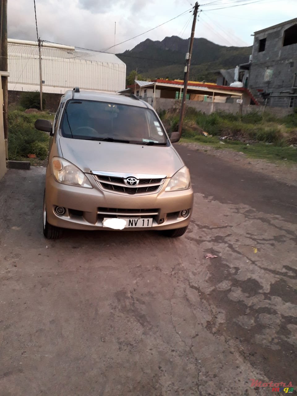 2011' Toyota Avanza photo #1