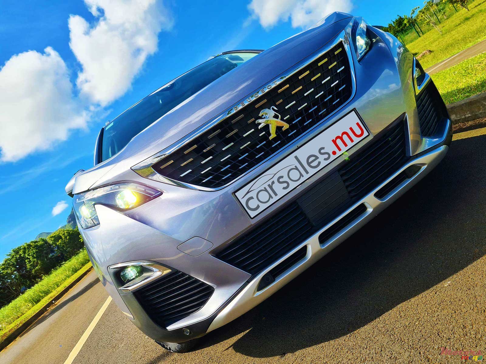 2018' Peugeot 3008 1.2 Allure photo #1