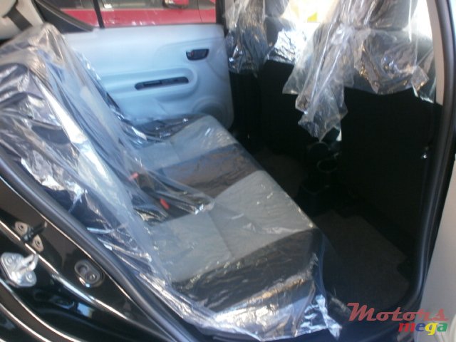 2013' Toyota Auris Aqua photo #4