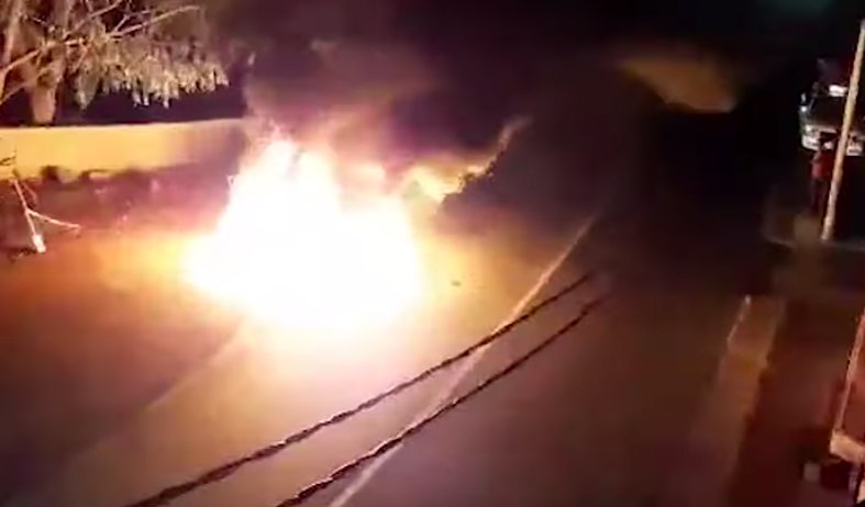 Baie-du-Tombeau: une voiture prend feu, le conducteur sain et sauf