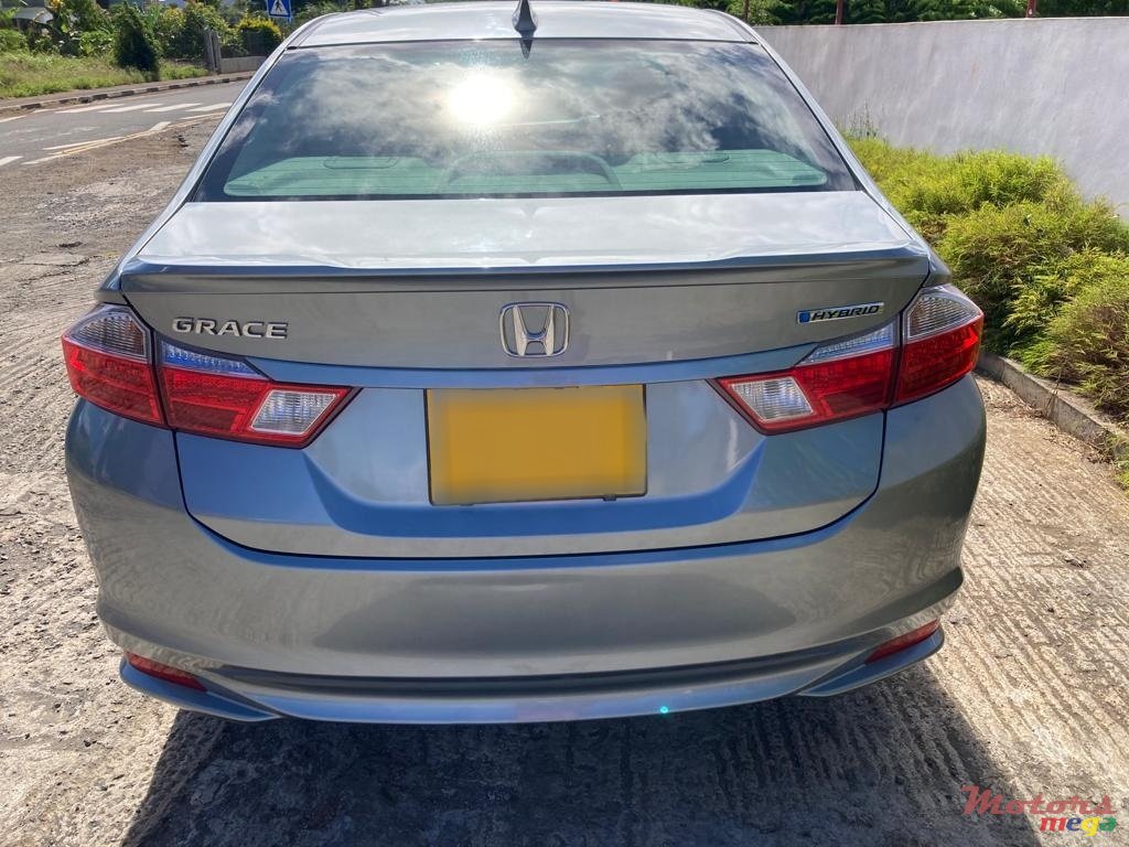 2015' Honda Grace photo #2