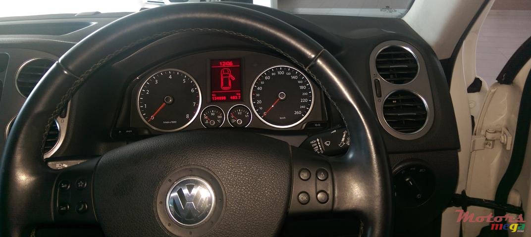 2009' Volkswagen Tiguan TSI photo #2