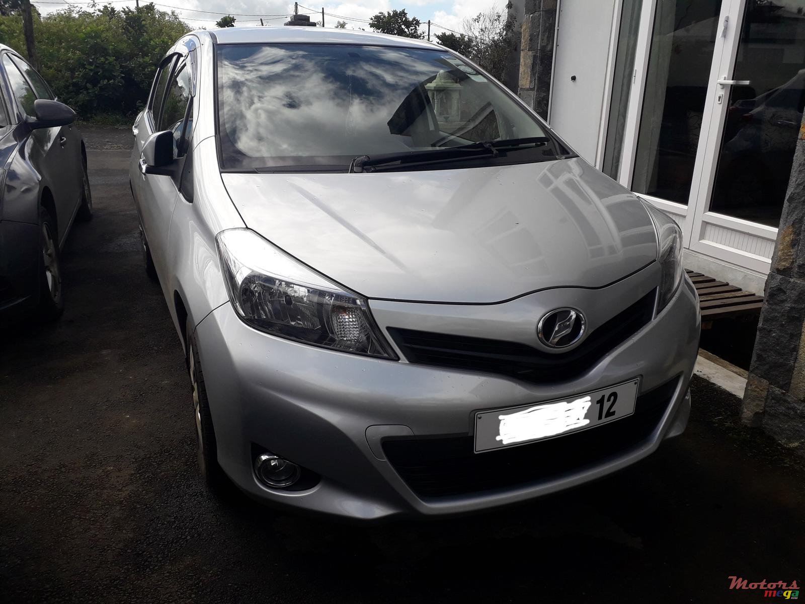 2012' Toyota Vitz 1000cc photo #2