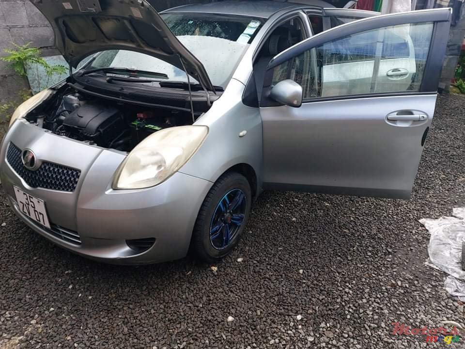 2007' Toyota Vitz photo #3