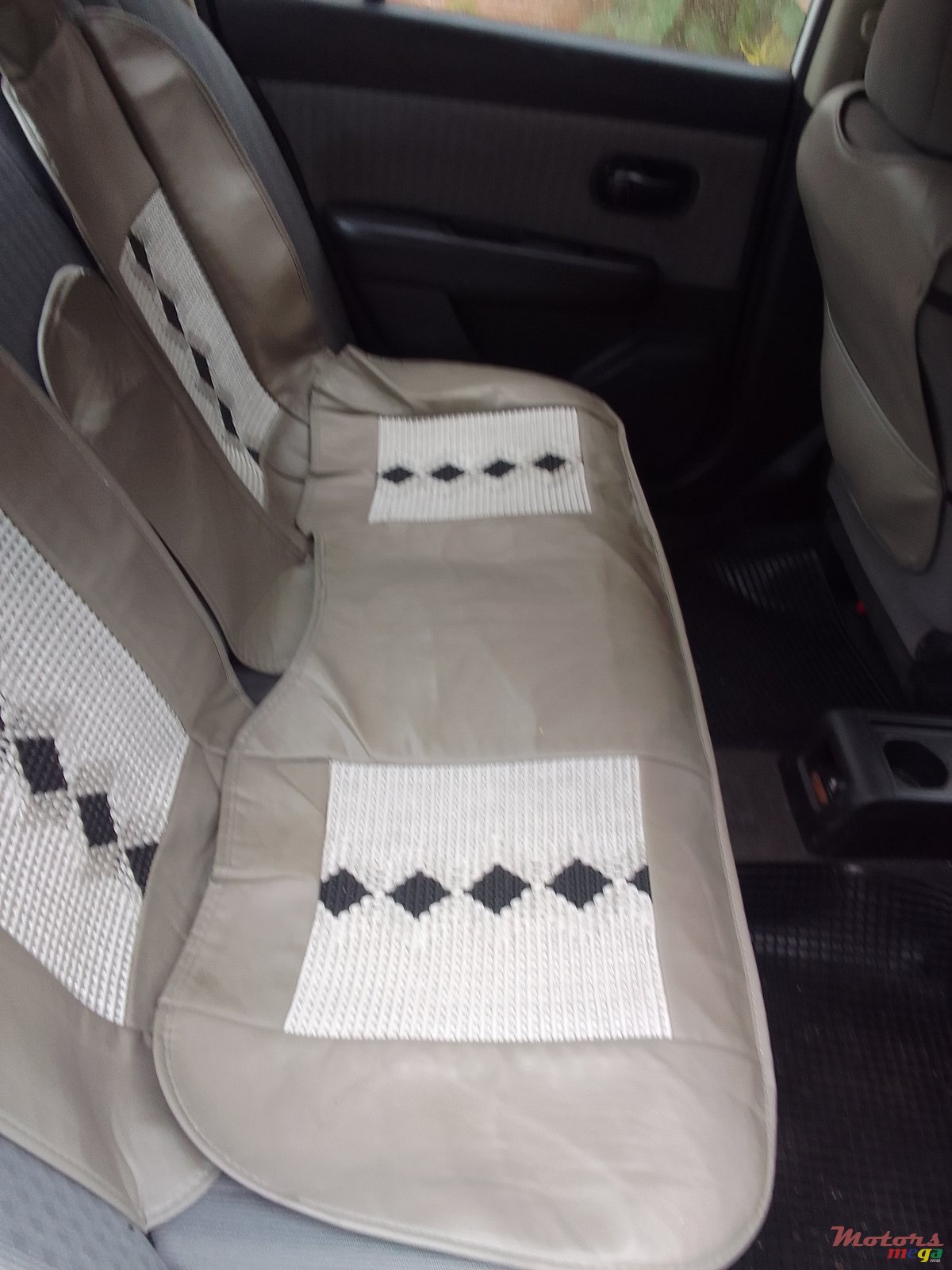 2010' Nissan Tiida photo #2