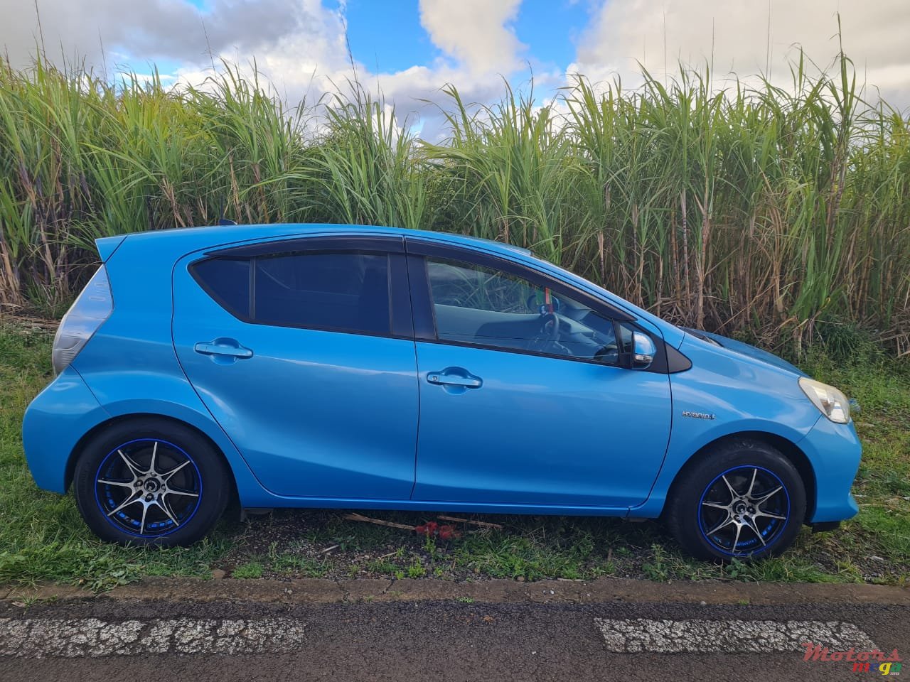 2013' Toyota Aqua photo #3