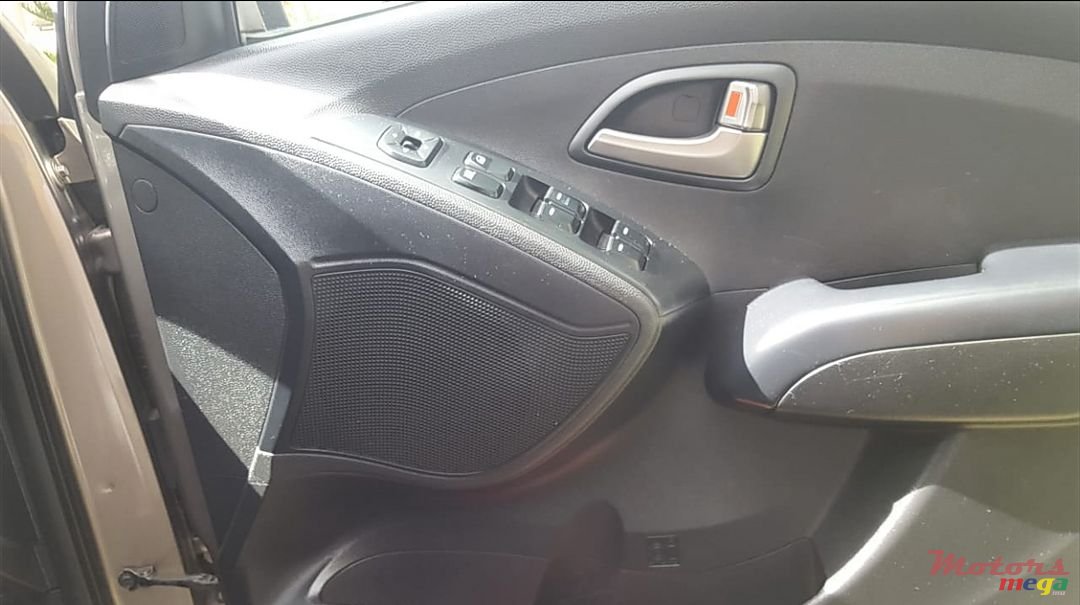 2011' Hyundai ix35 photo #5