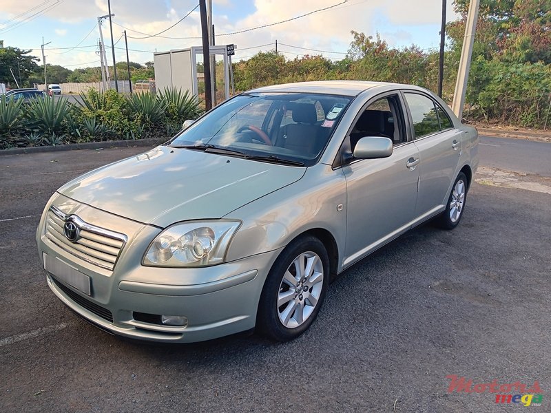 2004' Toyota Avensis photo #3