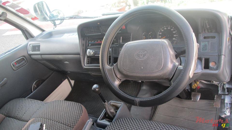 1999' Toyota Hiace photo #5