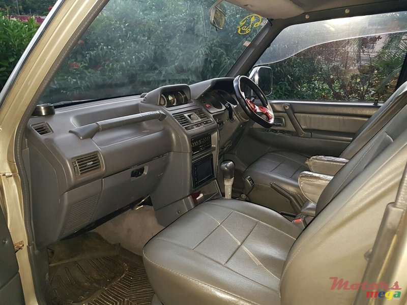 1993' Mitsubishi Pajero photo #2