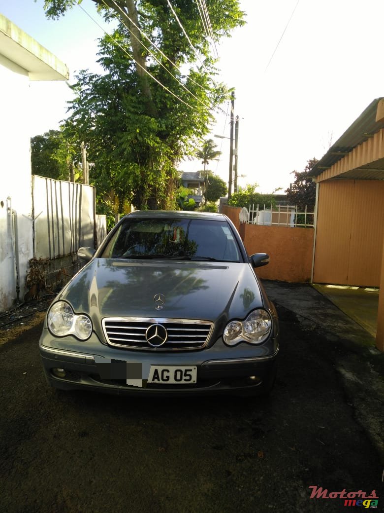 2005' Mercedes-Benz C-Class photo #1