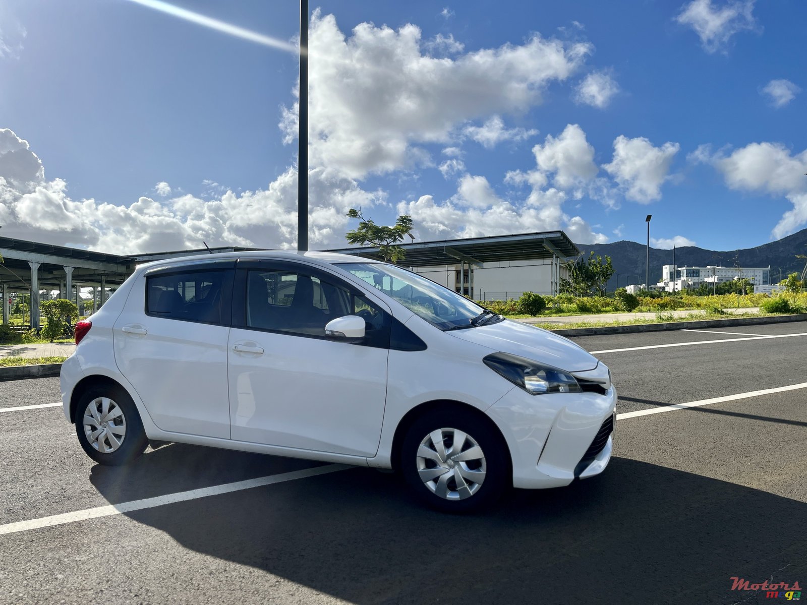 2014' Toyota Vitz photo #3