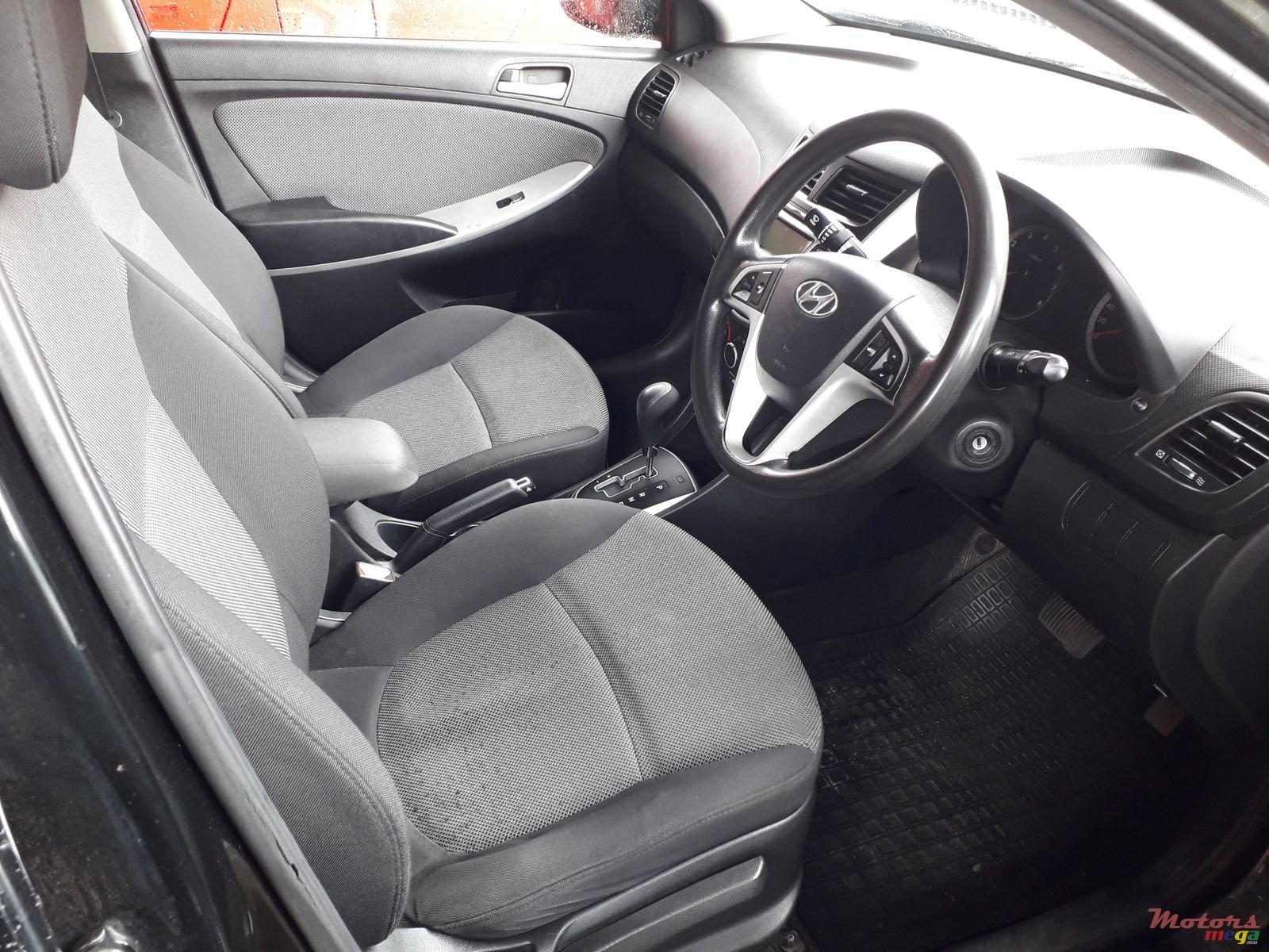 2011' Hyundai Accent Automatic photo #3