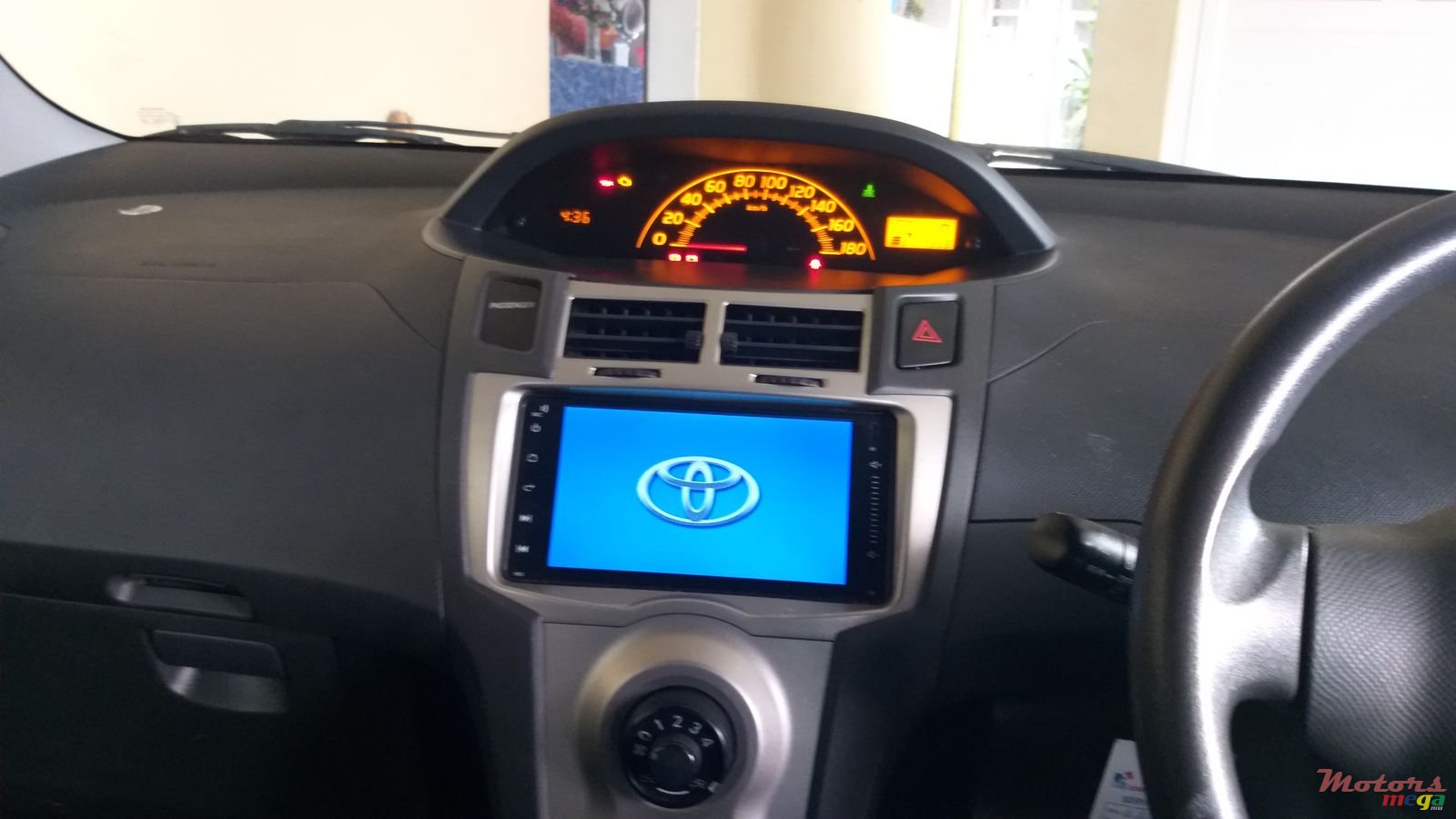 2011' Toyota Vitz photo #3