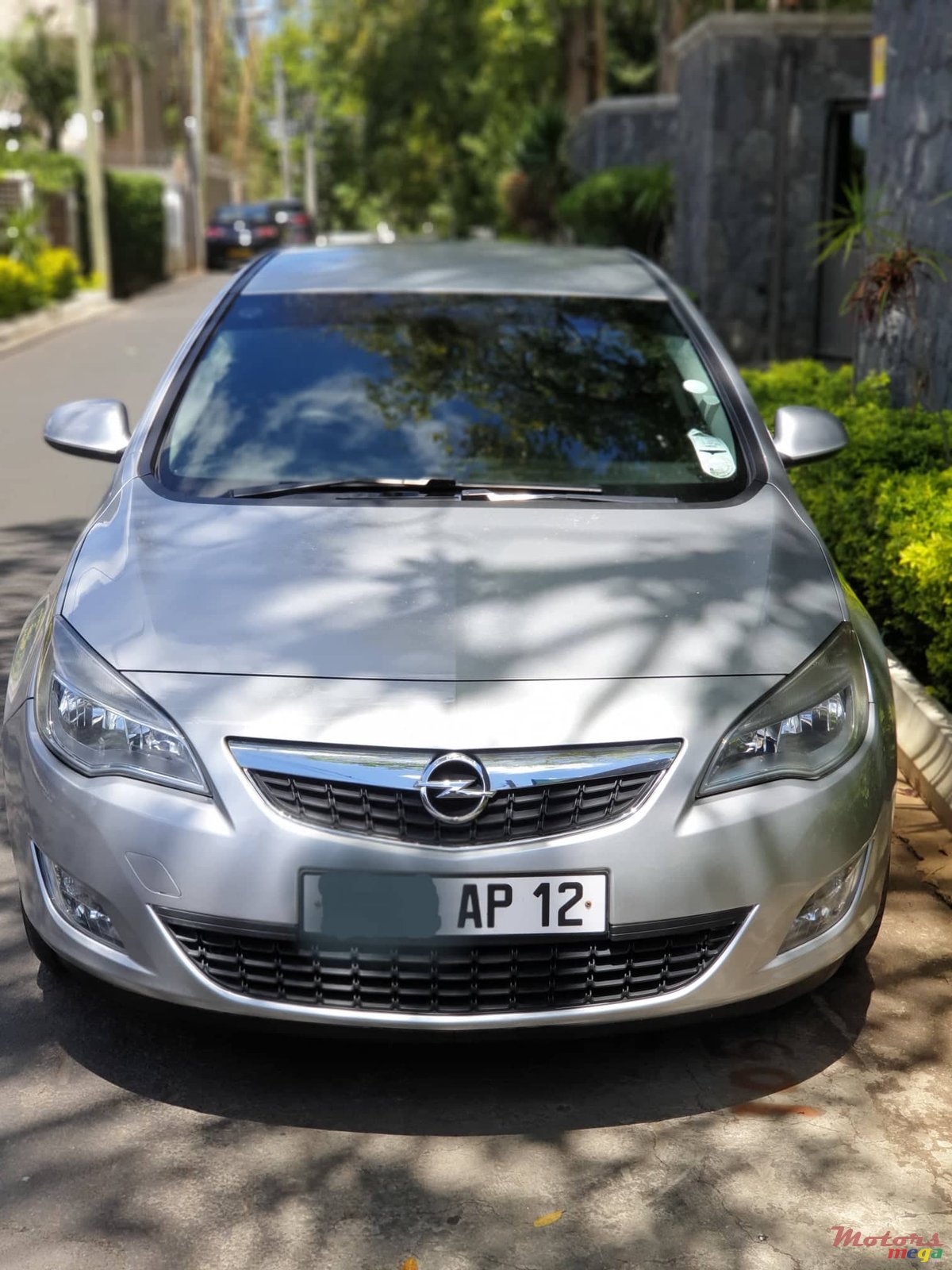 2012' Opel Astra J photo #2