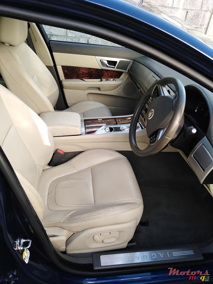 2013' Jaguar XF photo #5