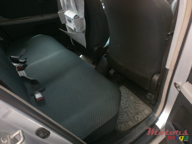 2005' Toyota Vitz photo #3