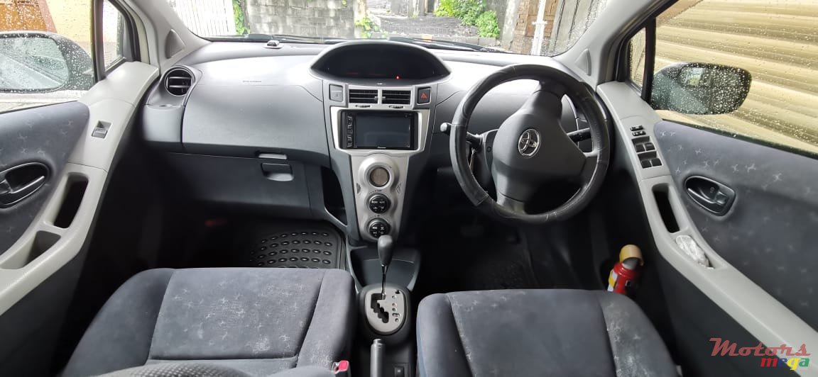 2007' Toyota Vitz RS photo #3