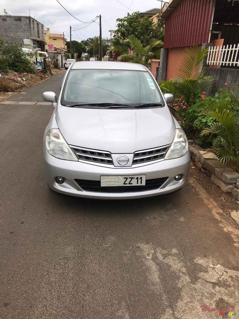 2011' Nissan Tiida photo #1